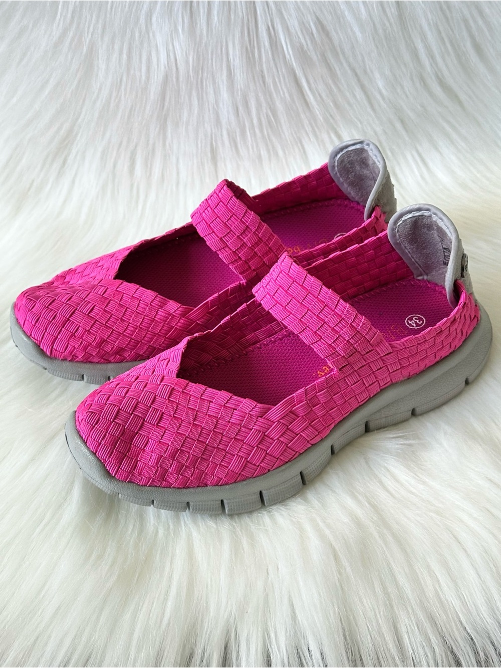 NWT bernie mev. Kids Hot Pink Rigged Charm Flat Shoes EU 34